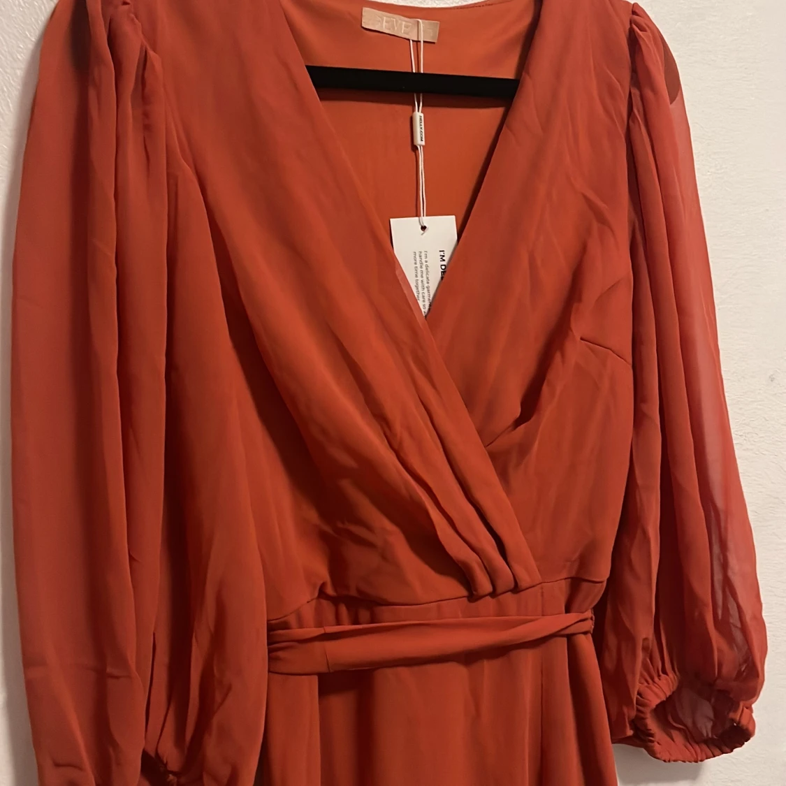 Rosa röd chiffonklänning. Balklänning. - 91