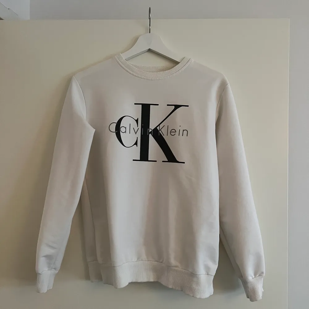 Vit Calvin Klein tröja i storlek S. Tröjor & Koftor.