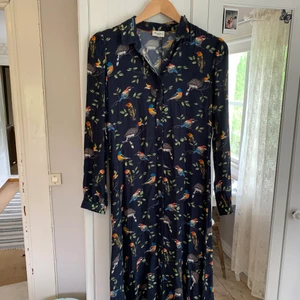 Sommarklänning Bondelid - Så fin långklänning från märket Bondelid. Små fåglar på i härliga färger. Passar till alla tillfällen! Bra kvalitet & endast använd 2ggr. Paketpris vid köp av fler plagg💛💛 priset kan alltid diskuteras
