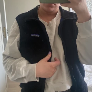 Patagonia fleeceväst - Svart patagonia fleeceväst, second hand. Den är storlek M men skulle säga att den passar en S/M. Den är i använt skick. 350kr eller högst budande<3