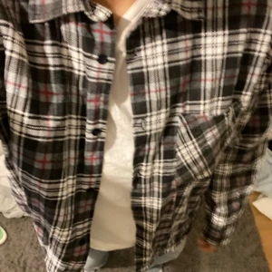 Skjorta strl XL - En cool och fräsch skjorta till sommaren men passar väldigt bra året om. Säljs pga att den inte används längre.🤍