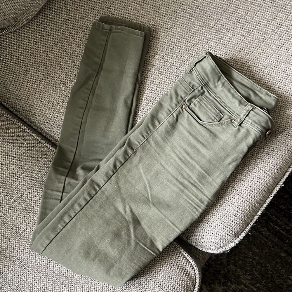 Gröna jeans i storlek 34! Låg midja! Se bild 3 för liten skada på jeansen. Därav pris! . Jeans & Byxor.