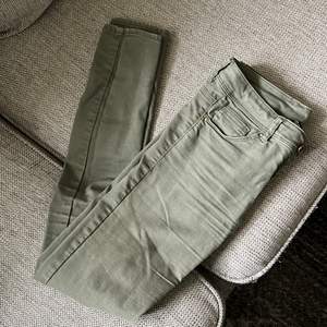 Gröna jeans i storlek 34! Låg midja! Se bild 3 för liten skada på jeansen. Därav pris! 