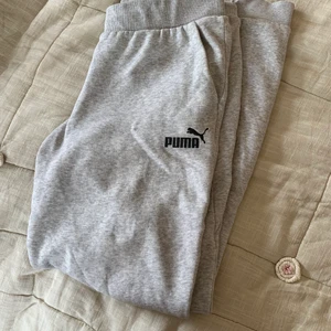 Gråa mjukisbyxor Puma - Fina mjukisbyxor ifrån Puma. Mjuka & sköna. Använda. Paketpris vid köp av flera plagg✨✨ priset kan diskuteras💛