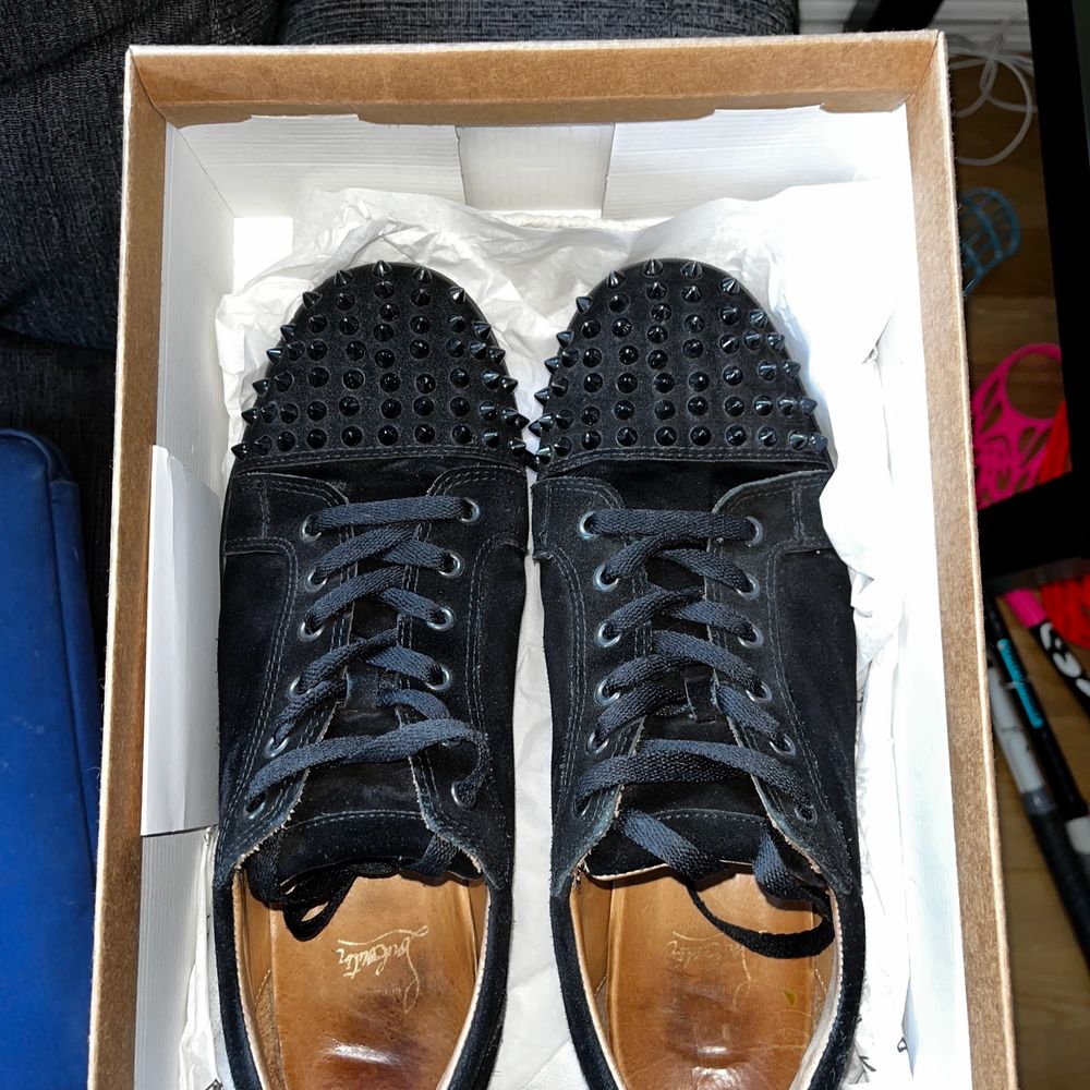 Louboutin skor black mocha storlek 43 och är i super bra skick. Inga hål eller rivmärken eller så. Det är egna bilder. Kvitto medföljer samt loubotinkort mm. TAR EMOT BYTEN!😁. Skor.