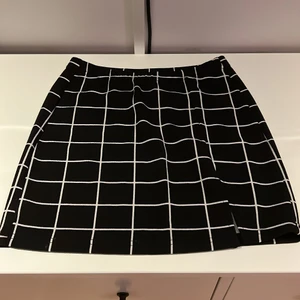 En rutig kjol - En rutig kjol från shein, med slitts på ena sidan. Inga skador. 