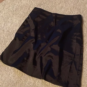 Satin kjol  - Söt satin kjol i nyskick❤️ säljer för 70+49 kr frakt!