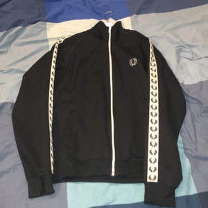 Fred Perry sportswear - En fred Perry sipp upp tröja med väldigt bra skick