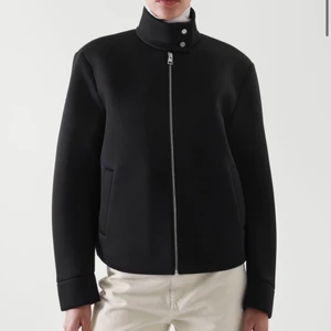 COS JACKA - Populär COS jacka som aldrig är använd! Nypris 990kr! 💕