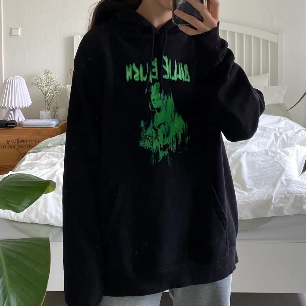 Billie eilish hoodie köpt på killavdelningen på h&m. Den är i storlek L och jag har vanligtvis storlek S i toppar. Skicka privat vid frågor eller intresse!🤍. Hoodies.