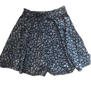 Blommig mörkblå kjol i mjukt material, nästan som en filt 😅, ressor i midjan
