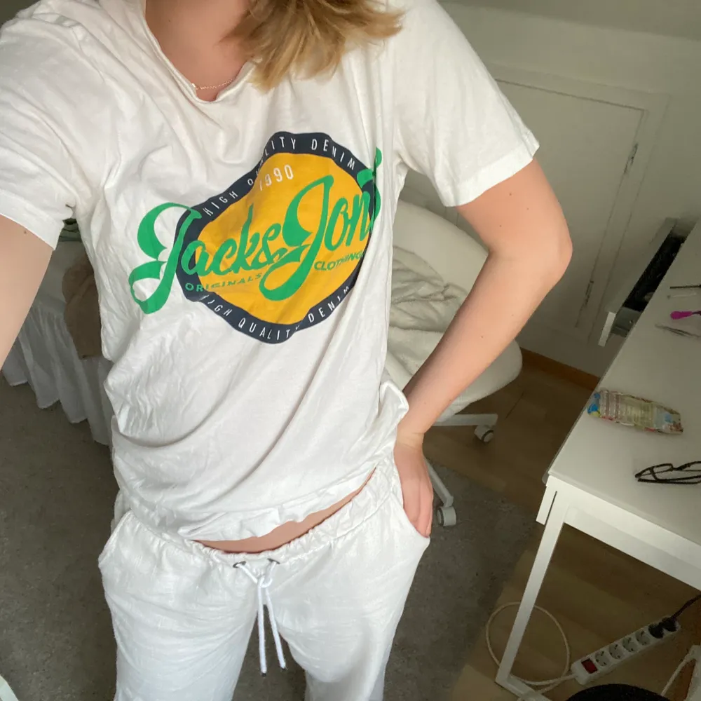 Väldigt fin t skirt köpt 2020, inte använt så mycket så det är fint skick❤️❤️. T-shirts.