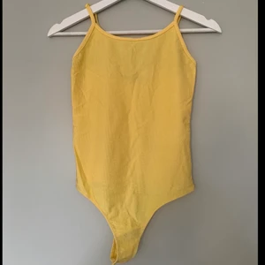 Ribbad body - Gul ribbad body i storlek S från Bikbok