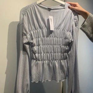 Blus från Gina Tricot - Ljusblå blus från Gina Tricot. Aldrig använd med lappen kvar. Storlek XS 
