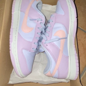 Dunks easter edition (limited edition) - Säljer ett pr limited edition dunks för 500 spänn:) köpta från JD! Perfekta skorna för sommaren och storleken är 40, passar även min syrra som har 39! Tröttnat på färgen så säljer iväg billigt! Kontakta mig via intresse💗 (jag betalar för frakt kan även mötas)💗💗💗