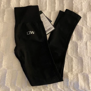 Nya träningstights från ICIW✨ - Helt nya träningstights från ICIW i storlek xs med lappar kvar✨ Nypris 699kr, säljer de för 450kr