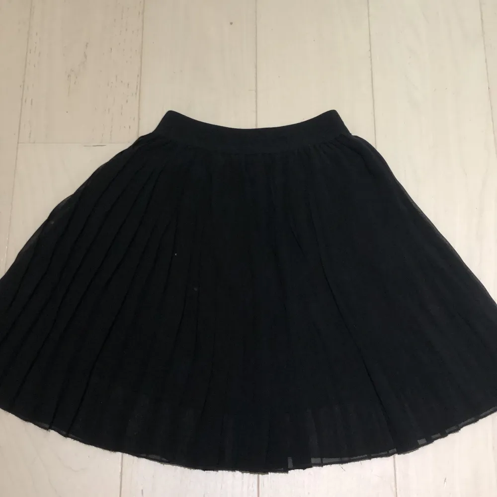 En svart kjol från NA-KD,jätte fin och söt kjol!. Kjolar.