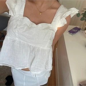 Topp  - Säljer vidare denna jättesöta toppen då den inte passade mig, jättebra skick endast använd en gång ✨✨ 