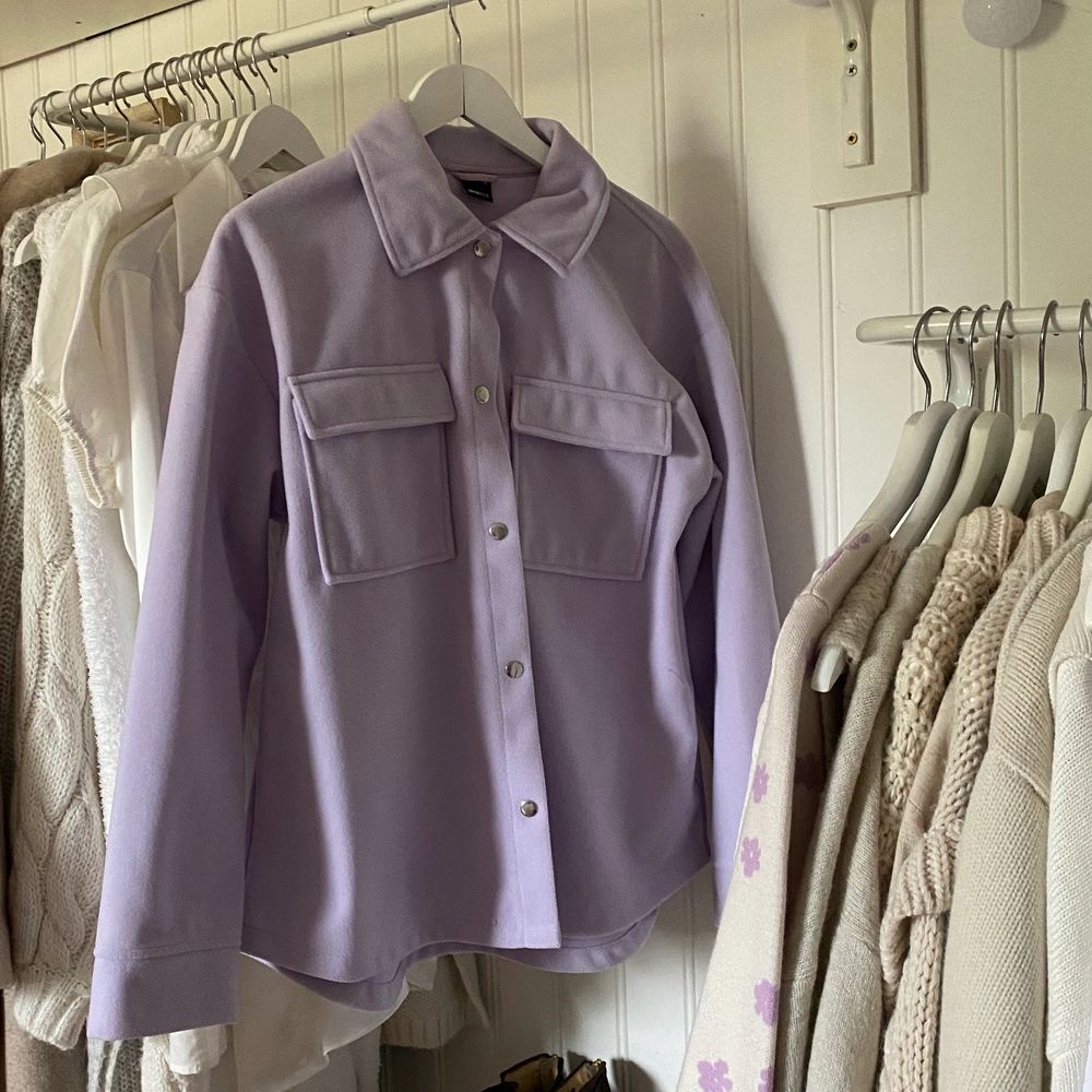 En super söt pastell lila kort kappa från gina tricot, den är sparsamt använd,. Vid frågor eller intresse så är det bara att skriva,.❤️. Jackor.