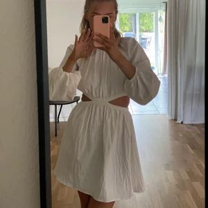 Vit sommarklännign - En jättefin klänning från bershka som köpes förra sommaren, men som tyvärr aldrig kommit till användning. Perfekt till studenten eller examen! Hör av dig om det önskas fler bilder! Köparen står för frakten💕