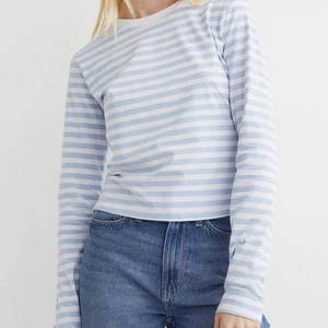 Randig tröja  - Jättefin randig tröja från hm i världens skönaste material, superfin till sommaren. Använt Max 2 gånger så i väldigt fint skick men tvättad även såklart innan jag postar. 