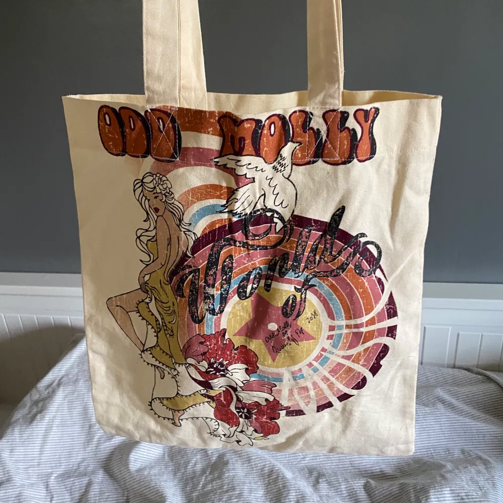 Helt ny och oanvänd tygkasse från Odd Molly med en fin vintage/retro design. Finns ej att köpa längre. Säljer då jag redan har tillräckligt många tygkassar. Kontakta mig vid frågor angående mått osv. ‼️Går fortfarande att köpa‼️. Väskor.