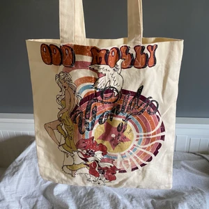Tygkasse - Helt ny och oanvänd tygkasse från Odd Molly med en fin vintage/retro design. Finns ej att köpa längre. Säljer då jag redan har tillräckligt många tygkassar. Kontakta mig vid frågor angående mått osv. ‼️Går fortfarande att köpa‼️