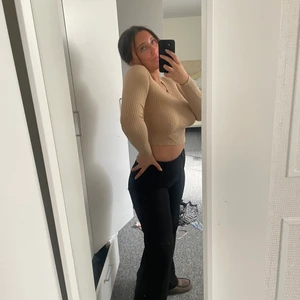 Beige tröja - En långärmad beige tröja, som inte kommer till användning längre, sitter sjukt fint! 