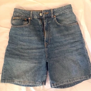 Jeansshorts  - Bekväma jeansshorts! Raka i modellen och medelhög midja