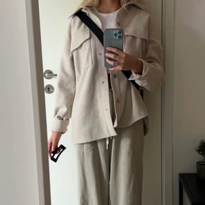 Beige Tygjacka - Superfin beige tygjacka från monki, lägger ut den här då den inte kommit till användning. Använd 2-3ggr, som ny. Perfekt till höstvädret🌤💞 org. pris 600kr