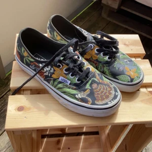 Djungelboken-vans - Vans med Djungelboken-mönster. Inte inte utslitna för fem öre då jag sitter i Permobil och har således aldrig gått eller stått på dem. Köpta i USA. 