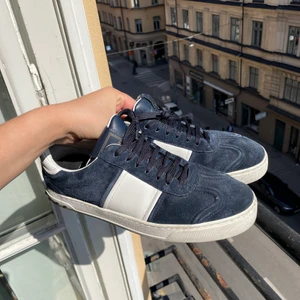 Valentino  - Intressekoll på mina flycrew, toppen skick, saknar en nit resten e perf, box å allt finns 💯 