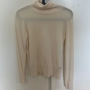 Polotröja - Säljer denna superfina beige/vita polotröjan i ett supermjukt material från Holly & Whyte (Lindex). Har gulddetaljer. I superfint skick utan defekter. Skickade meddelande vid intresse/frågor🌸