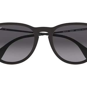 Solglasögon från Rayban i modellen ”Erika” i färgen svart. Köparen står för frakten🖤