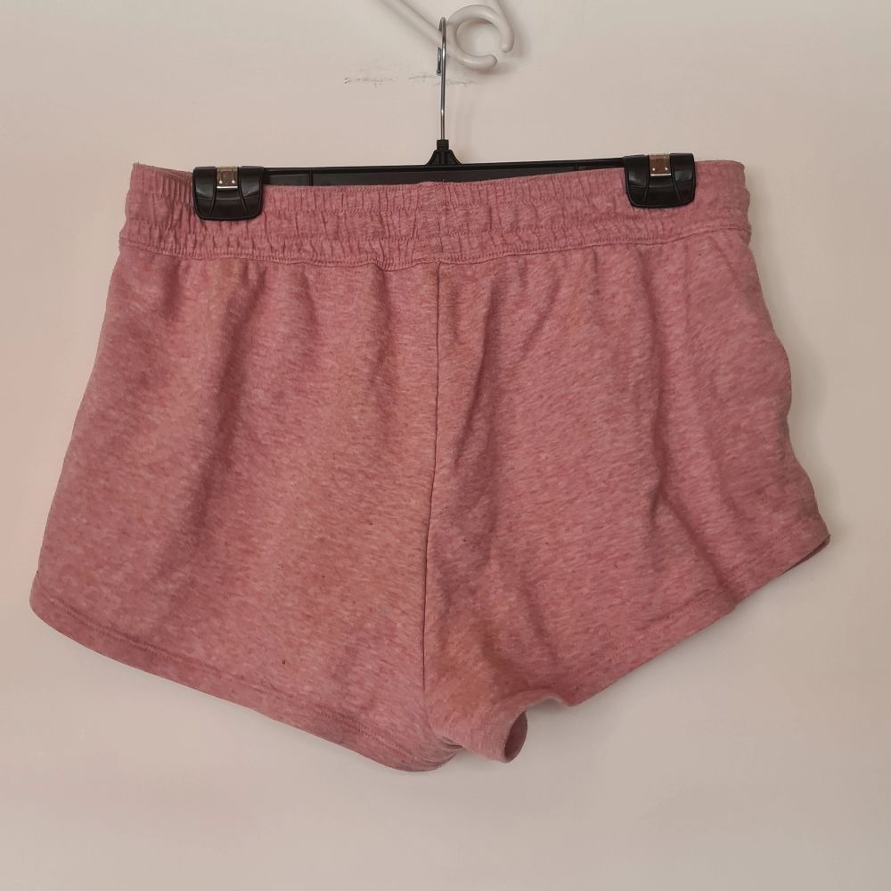 Rosa mjukisshorts från H&M i storlek M.. Shorts.