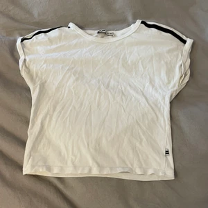 T-shirt - Enkel T-shirt i kroppsnära modell. Har du funderingar är det bara att höra av sig☺️