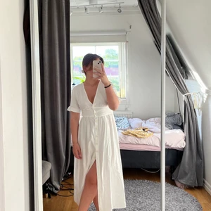 Lång vit klänning -  Superfin långklänning, aldrog använd🥰