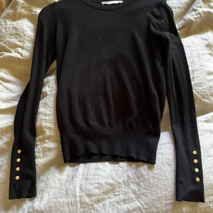Super populär stickad tröja med knappar från zara!!! - Super fin stickad tröja från zara. Helt slutsåld!! Jätte bra skick, nästan som ny. Storlek s