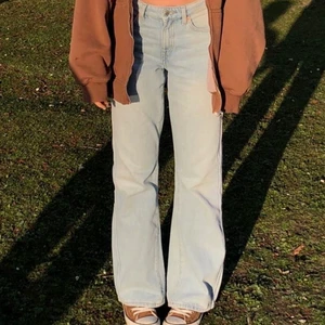 weekday jeans - säljer dessa superfina midwaisted bootcut byxor från weekday! modellen heter ”sway jeans”. köpte dom för ca ett år sedan men dom är fortfarande i fint skick, säljer så jag inte använder dem så mycket längre. kontakta mig för fler bilder ❤️ storleken är 25 i midjan och 32 i längden, passar bra på mig som är 166! 