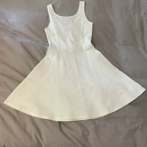 Klänning - Söt klänning som passar till examensavslutning. Har du funderingar är det bara att höra av sig☺️