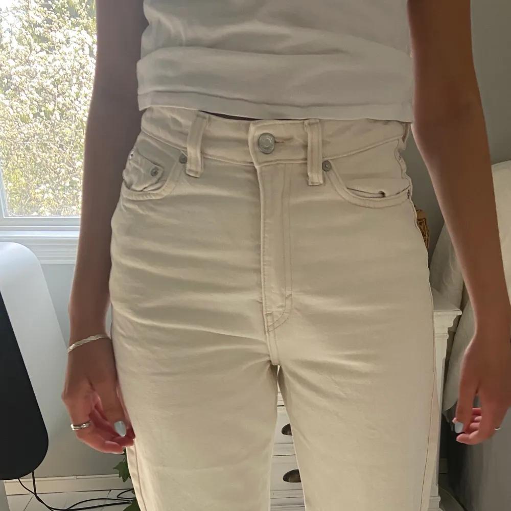 Väldigt snygga beiga jeans från Weekday! ❤️❤️ Obs! Frakten kostar  65 kr. Jeans & Byxor.