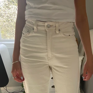 Weekday beige byxor  - Väldigt snygga beiga jeans från Weekday! ❤️❤️ Obs! Frakten kostar  65 kr