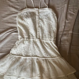 Sommar klänning - Säljer tyvärr en så galet fin klänning j köpte nyss då den ej passade:( jättefin till sommaren med en skinnjacka och par stövlar