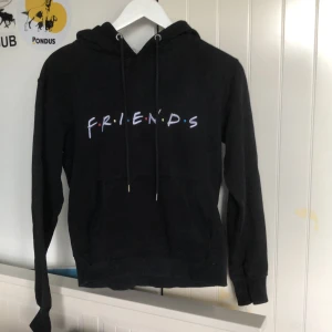friends hoodie - En svart hoodie från H&M i storlek XS, passar S också. Riktigt skön, väl använd men i bra skick. 50kr + frakt