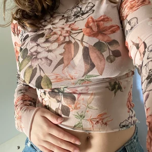 Meshtröja - Super fin Blommig meshtröja. Den är inte så seethru pga allt mönster som pågår vilket gör att det går att bara ha BH under. Funkar även med linne på eller över :)