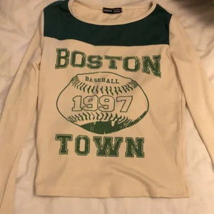 Tajt tröja - Säljer denna tröja pga ingen användning av den. Jättefin tröja som sitter lite tajt. Den är inte urtvättad utan den ska se ut så haha. Köparen står för frakt!!