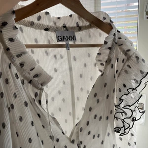 Supersöt ganni topp!’ - Supersöt och fin ganni topp i storlek m💗💗 aldrig använd då den är för stor för mig. Nypris 800kr