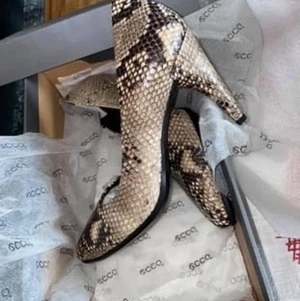 ECCO PUMP Färg sand - Helt nya oanvända pumps i storlek 39, priset går att diskutera vid snabb affär. Klack höjd 8cm.