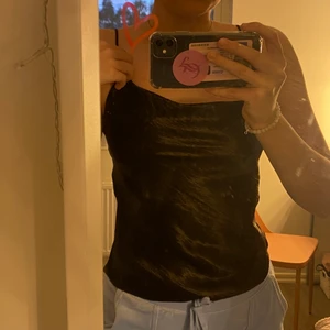 Linne - Fint glansigt brunt linne från Gina Tricot. Aldrig använt väldigt fint skick. osäker på storlek men passar xs/s