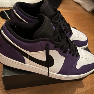 Air Jordan 1  - Lila Air Jordan 1’s, Low. Sparsamt använda, tvättade & rena! Äkthetsbevis finns om du är intresserad. Storlek 44.5 men passar 44 samt 45 bra! 💜 Frakt tillkommer 💌 Bud är bindande 😊